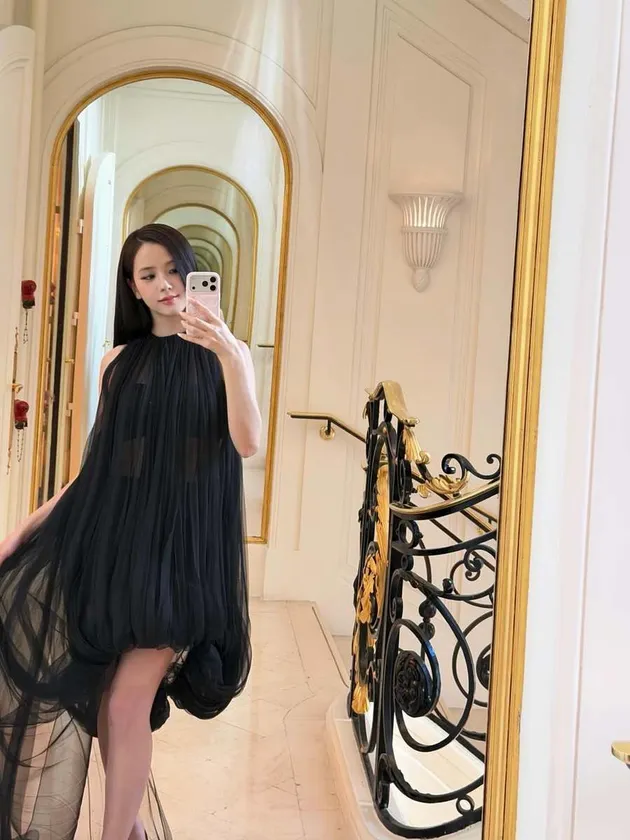 Jisoo BLACKPINK Mirror Selfie