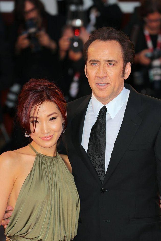 Nicolas Cage bertemu dengan istrinya yang cantik, Alice Kim pada tahun 2004. Berprofesi sebagai pelayan, Cage bertemu Kim saat dirinya sedang melayaninya di sebuah tempat makan. Hubungan mereka pun akhirnya berlanjut ke pelaminan.