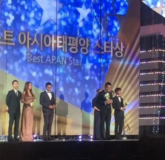 Joe Taslim di APAN Star Awards 2016