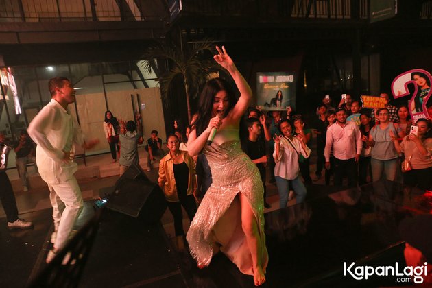 Dancing in a High-Slit Dress, 8 Photos of Dianna Dee Starlight Who is Called an 'National Unifier' Artist