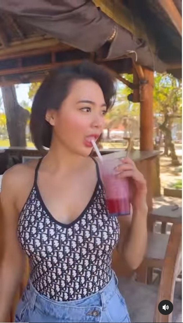 Joget Sambil Jalan, Beautiful Portrait of Wika Salim Showing Smooth Back and Not Wearing a Bra Becomes the Spotlight of Netizens - Fresh Drinking Coconut Ice