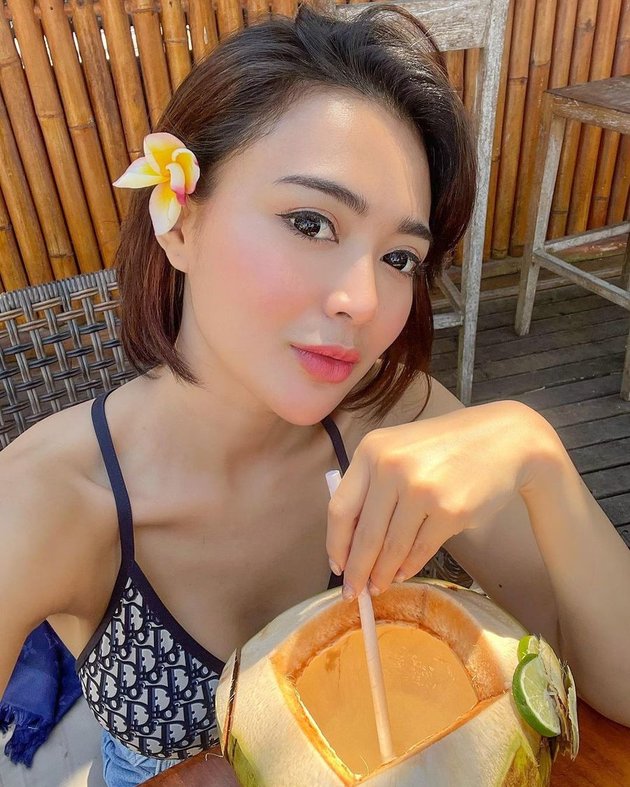 Joget Sambil Jalan, Beautiful Portrait of Wika Salim Showing Smooth Back and Not Wearing a Bra Becomes the Spotlight of Netizens - Fresh Drinking Coconut Ice