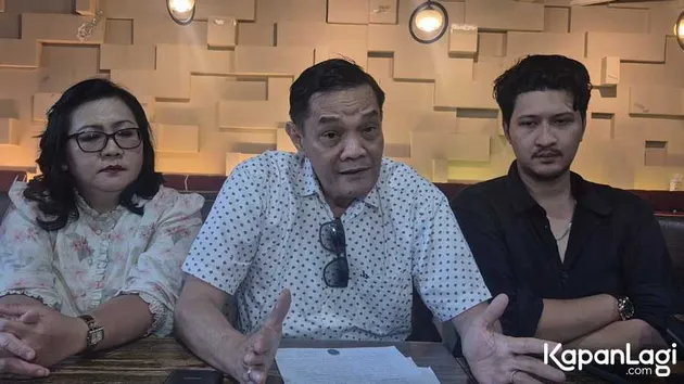 Jon Mathias duduk di samping Aditya Zoni