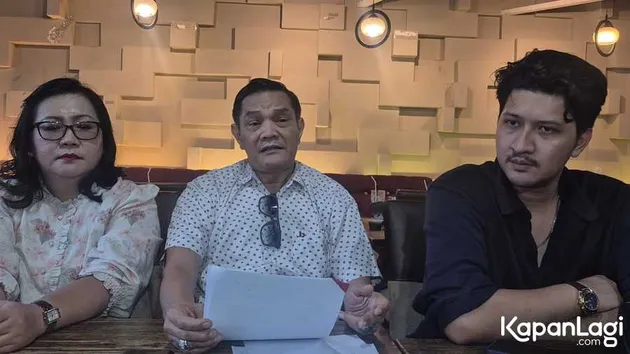 Jon Mathias duduk di tengah