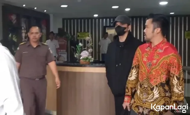 Jonathan Frizzy Pakai Masker