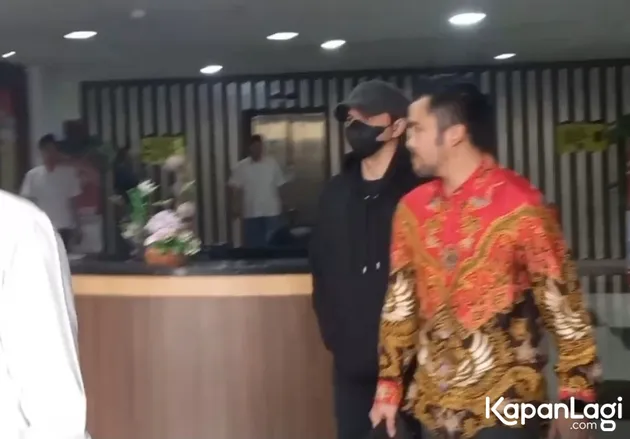 Jonathan Frizzy Pakai Topi