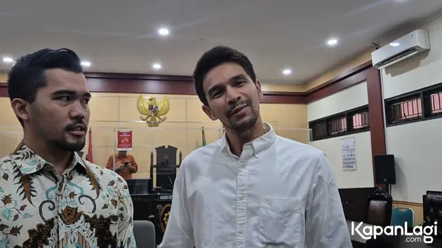 Jonathan Frizzy Pakai Kemeja Putih