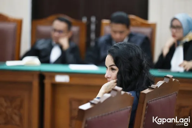 Nikita Mirzani duduk di kursi pengadilan