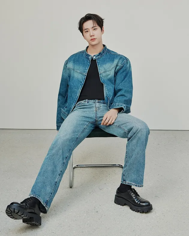 Lee Jun Young tampak menawan