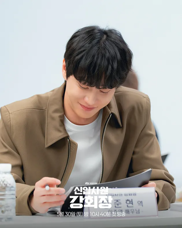 Lee Jun Young tersenyum terlihat manis