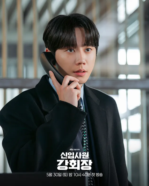 Lee Jun Young berbicara di telefon