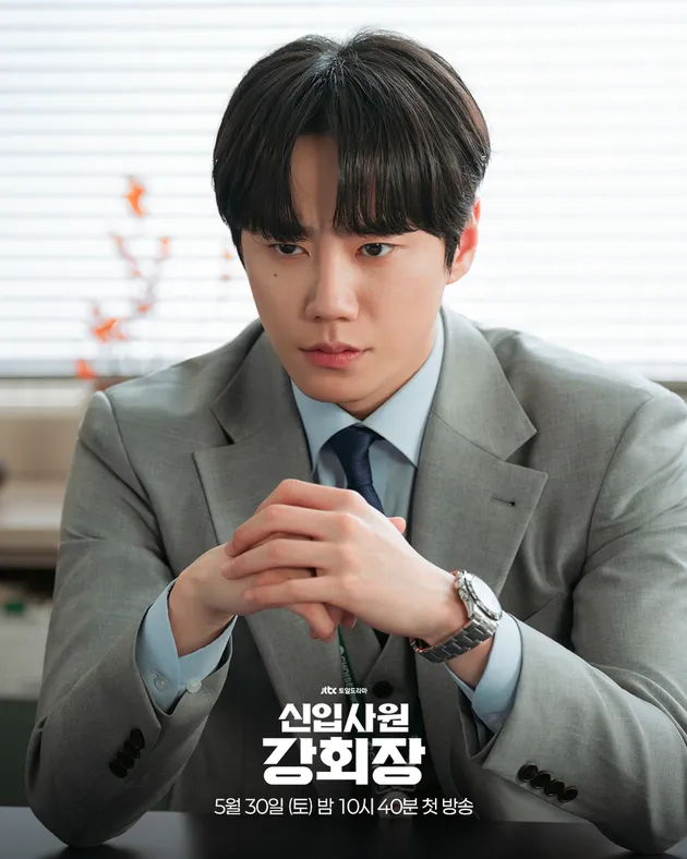 Lee Jun Young memakai jas terlihat tampan