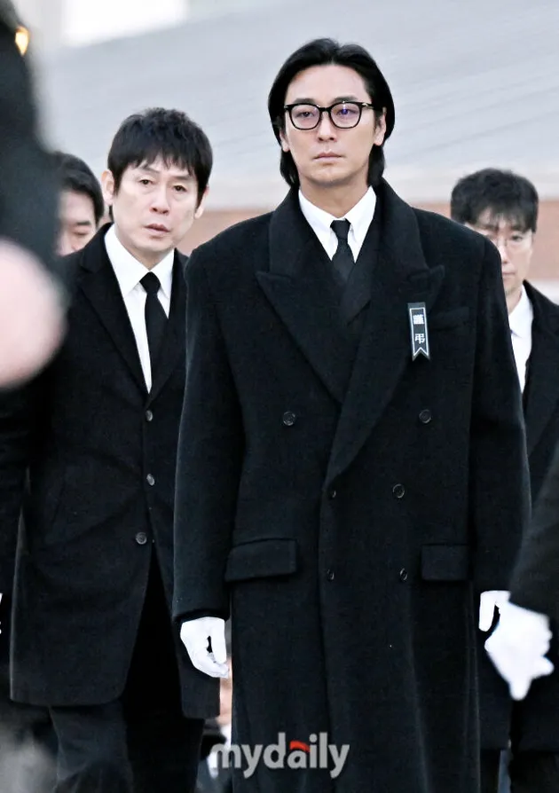 Ju Ji Hoon di Pemakaman Ahn Sung Ki