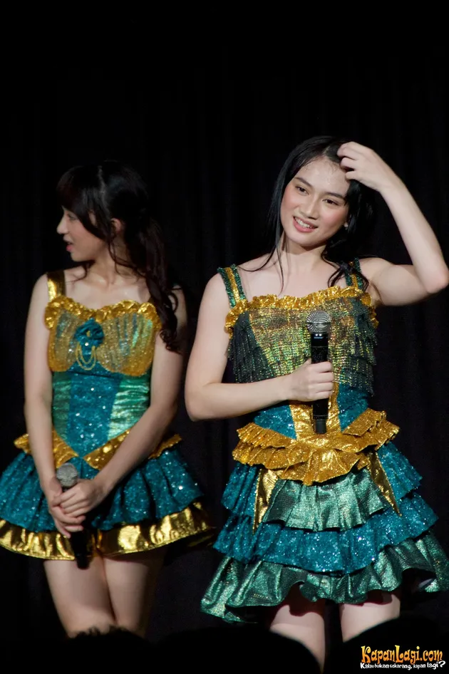 Meski event handshake Pareo adalah emerald jelas menguras energi, tak mengurangi semangat badai tim J membawakan setlist baru Dewi Theater. Lihat saja wajah Melody, seger kan?