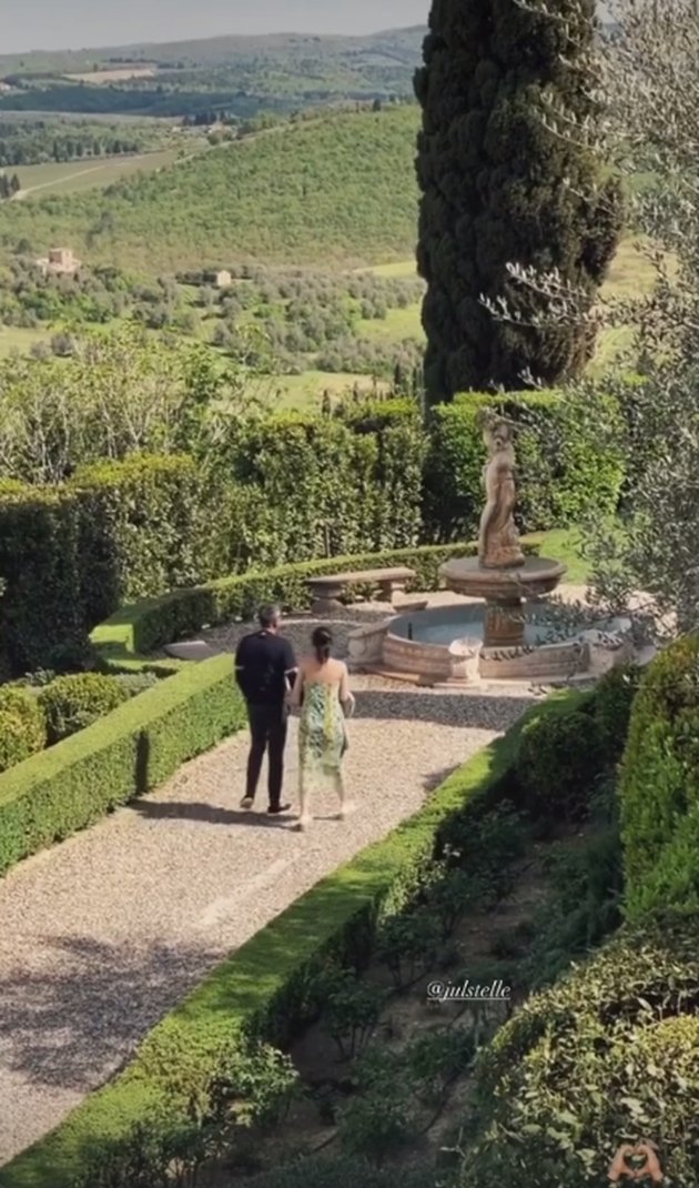 Julie Estelle and David Tjipto's Babymoon in Tuscany, Beautiful Pregnant Aura - Baby Bump Becoming Clearer