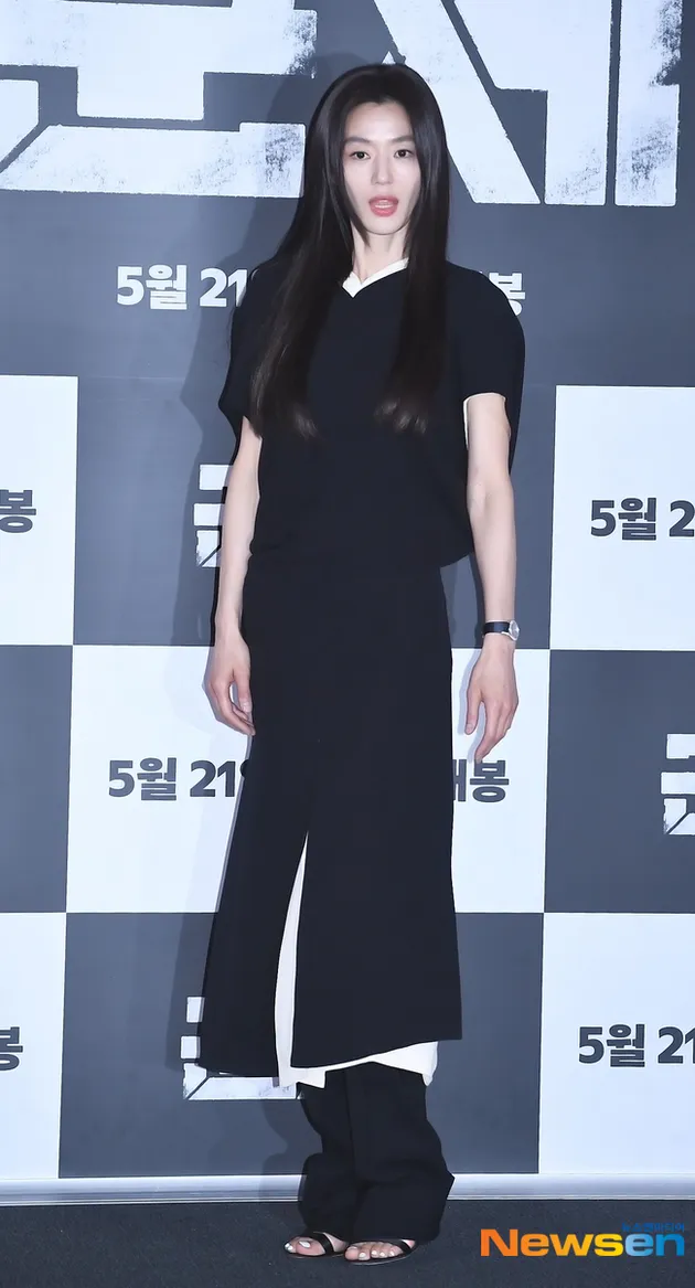 Jun Ji Hyun Pakai Dress Hitam