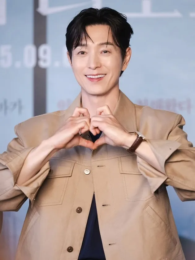 Jung Sung Il Pose Heart Sign