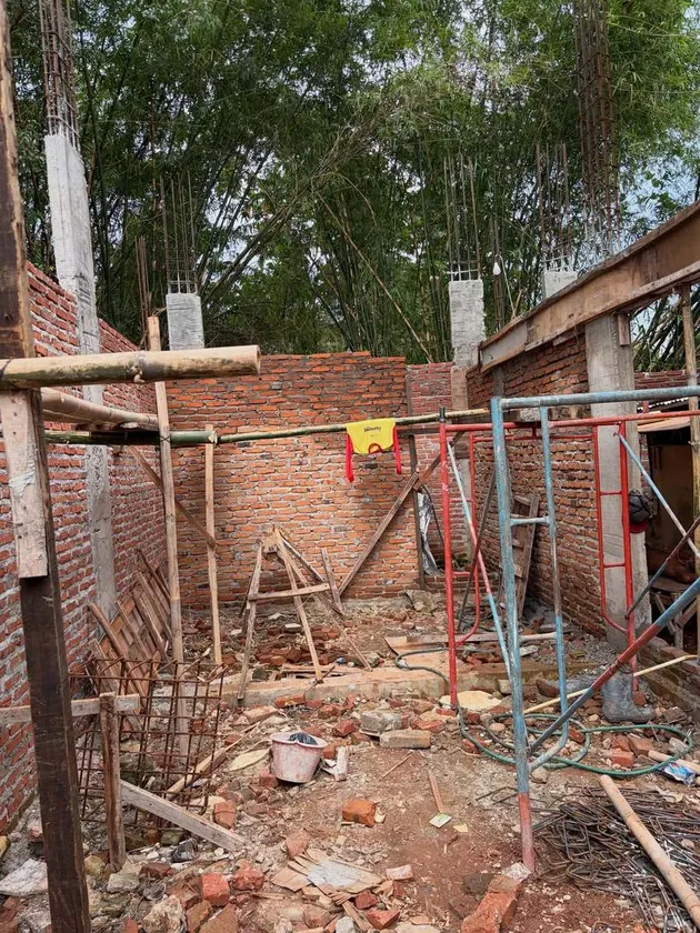 Junior Roberts proses renovasi rumah