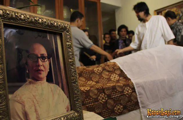 JENAZAH ULLY ARTHA DI RUMAH DUKA SEBELUM DIKUBURKAN 