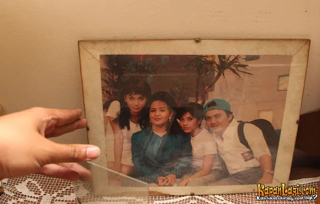 JENAZAH ULLY ARTHA DI RUMAH DUKA SEBELUM DIKUBURKAN 