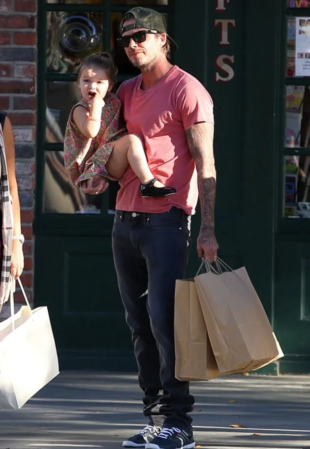 JIKA HARPER SEVEN BECKHAM UMBAR KEMESRAAN DI DEPAN UMUM 