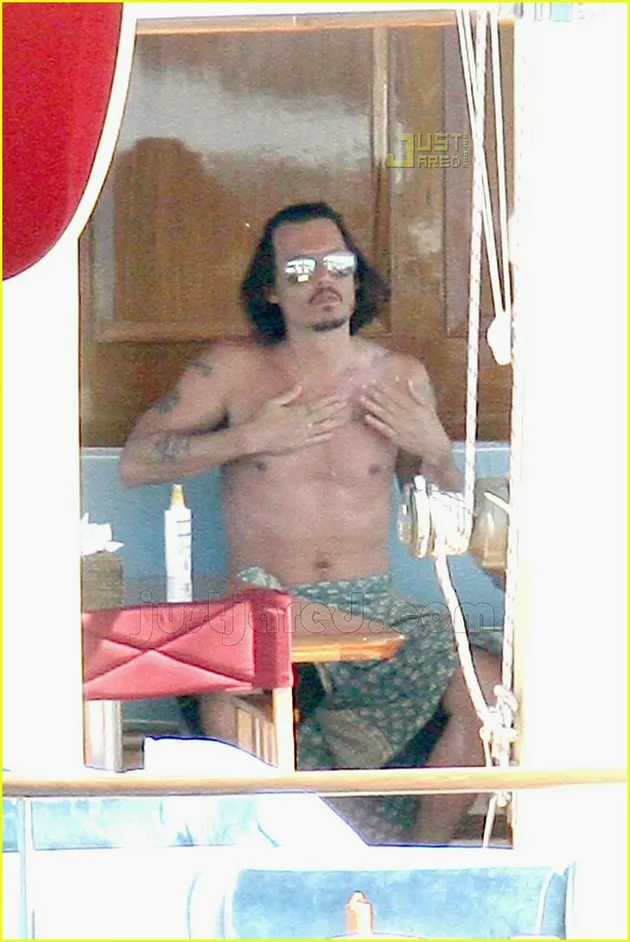 johnny_depp_liburan