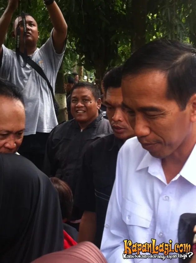 Jokowi di pemakaman Murry Koes Plus