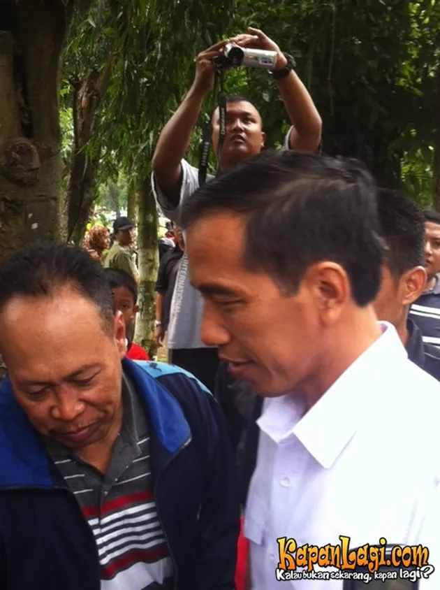 Jokowi di pemakaman Murry Koes Plus