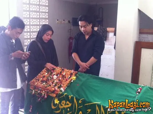 Jokowi di pemakaman Murry Koes Plus