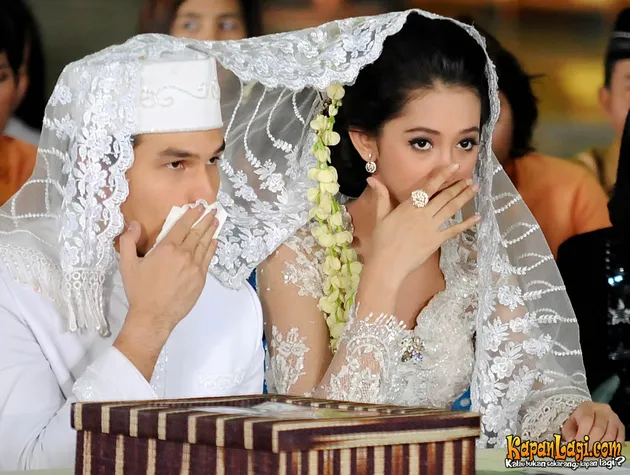 jonathan frizzy, dewi perssik