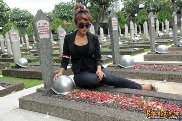 cerita mistis taman makam pahlawan kalibata JULIA PEREZ KUNJUNGI TAMAN MAKAM PAHLAWAN NASIONAL 