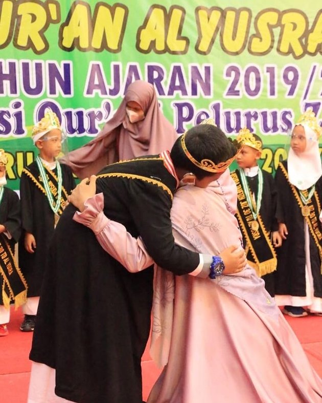 News of Mellya Juniarti, Former Wife of Ustaz Abdul Somad, Living Happily with Beloved Son