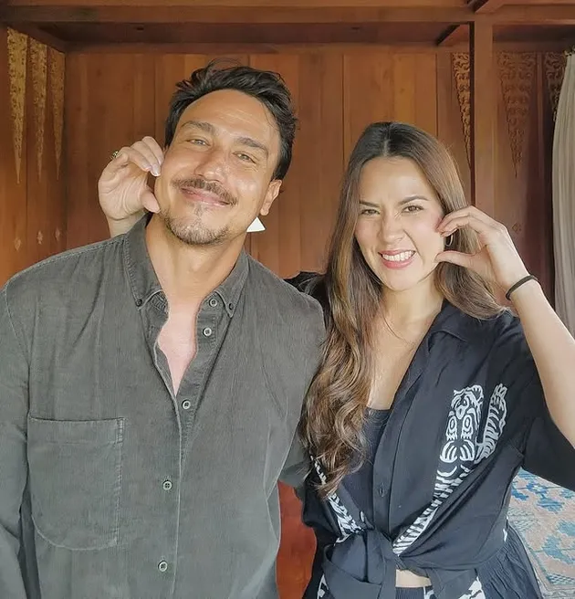 Raisa dan Hamish Daud bikin heart sign