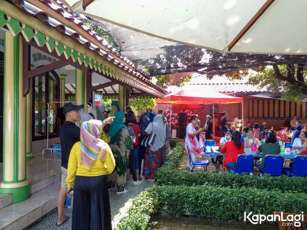 Halaman rumah Mandra