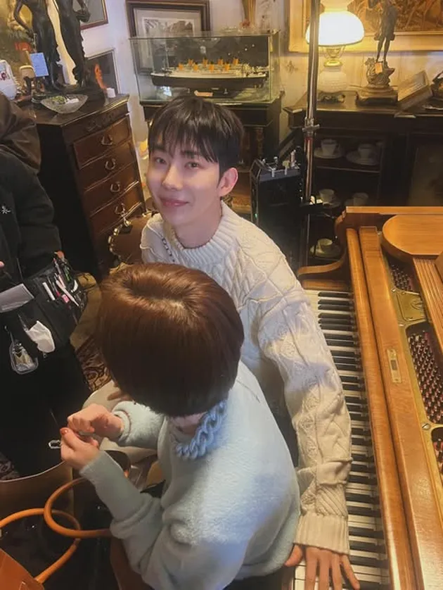 Jo Kwon Terlihat Iseng ke Ga In