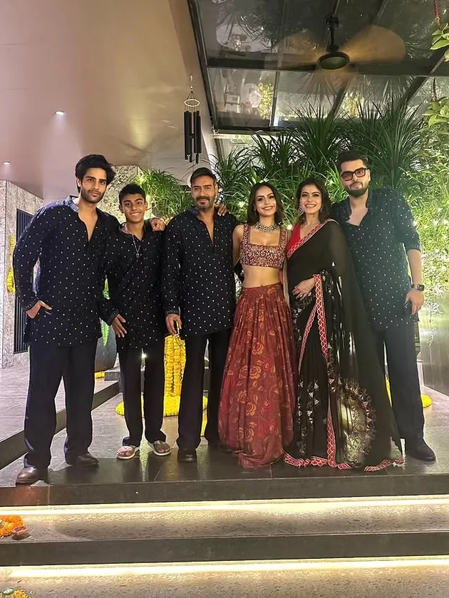 Kajol bersama Ajay Devgan dan anak-anak