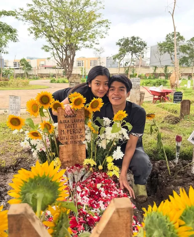 kakak Lula Lahfah datangi makam Lula