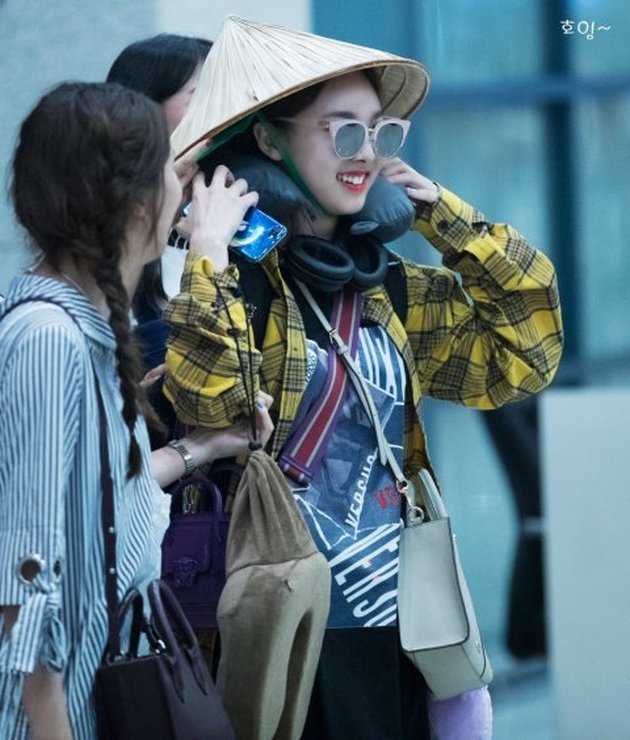 KALAH TARUHAN LUCUNYA NAYEON TWICE PAKAI TOPI PETANI DI 