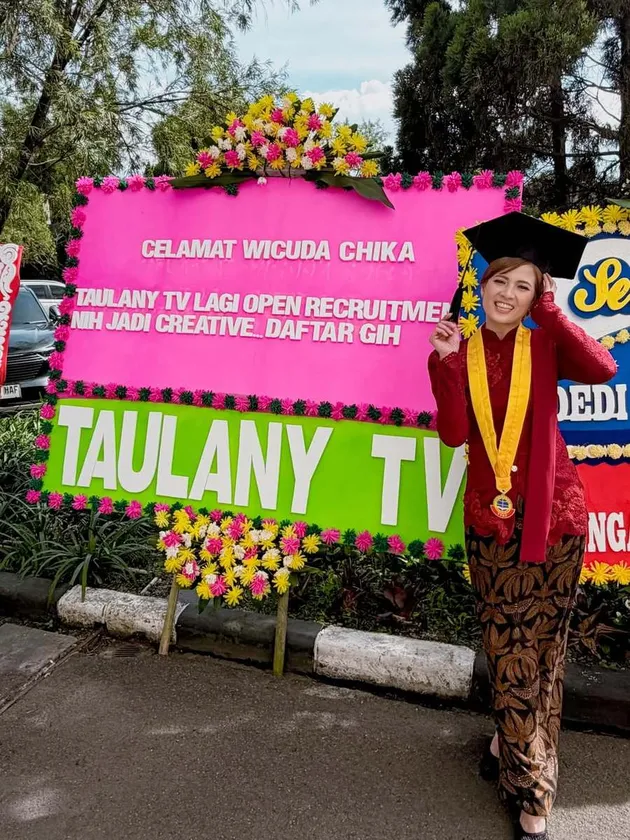 Chika Jessica dapat karangan bunga wisuda dari Andre Taulany