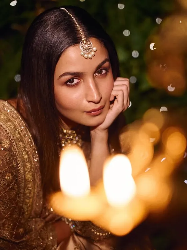 Alia Bhatt tampil cantik dengan sari
