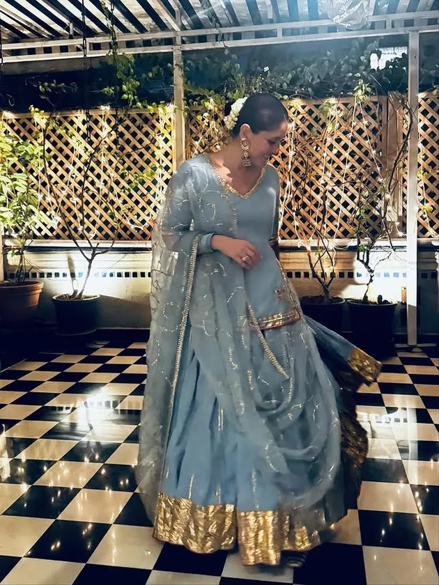 Kareena Kapoor pakai lehenga biru