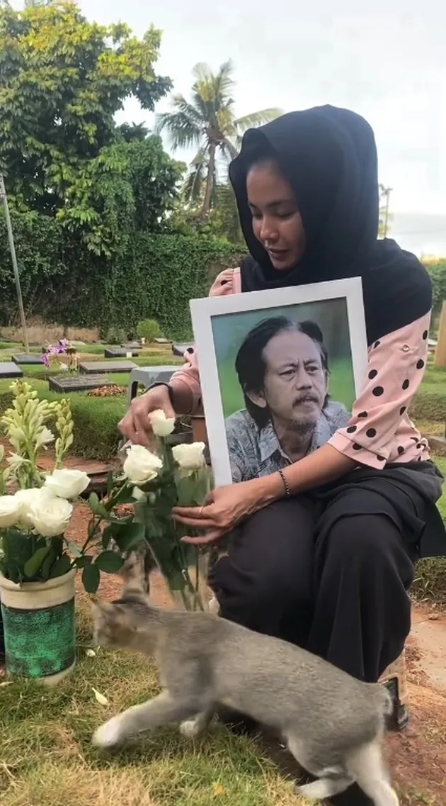 Karina Ranau Ziarah makam Epy Kusnandar