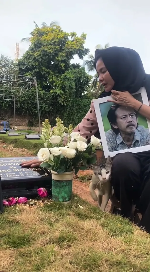 Kucing bergelendot kepada Karina Ranau di makam Epy