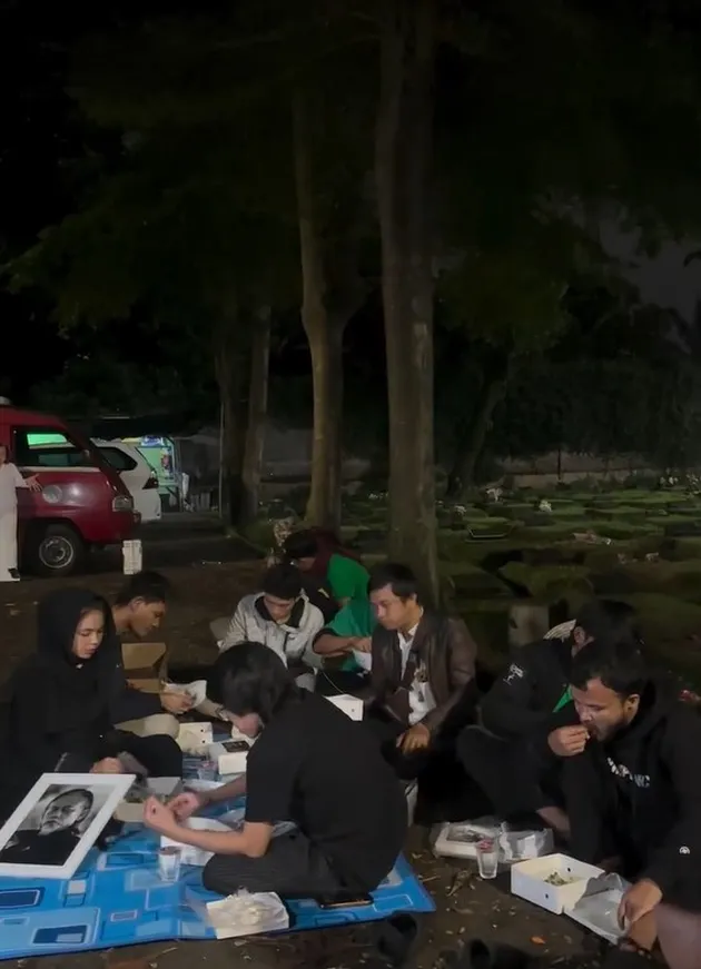 Karina Ranau Sahur Pertama di Makam Epy Kusnandar