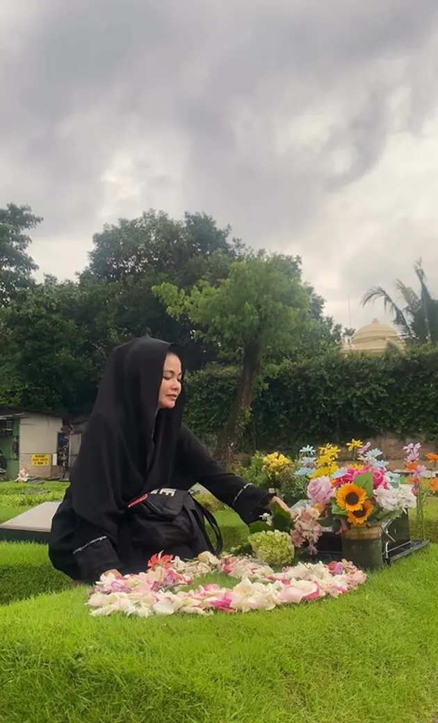 Karina Ranau Ziarah Makam Epy Kusnandar