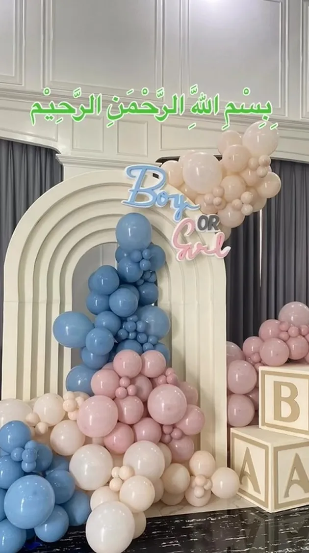 Dekorasi Meriah Bernuansa Krem dengan Sentuhan Pink dan Biru