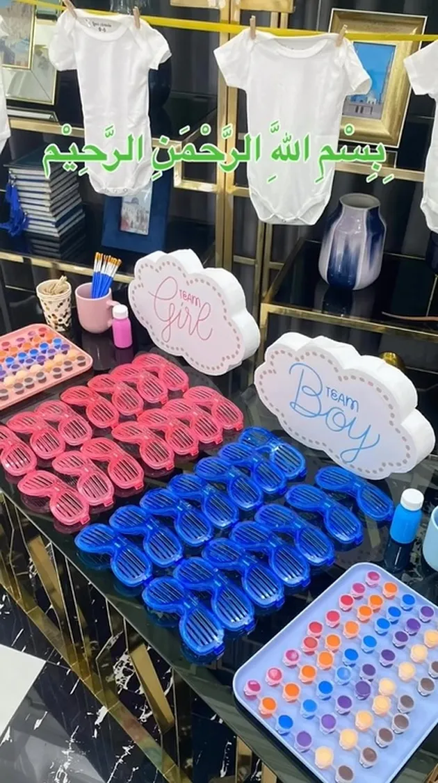 Kacamata Biru dan Pink untuk Tebak-Tebakan Jenis Kelamin