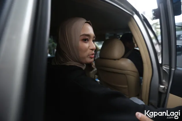 Inara Rusli di dalam mobil