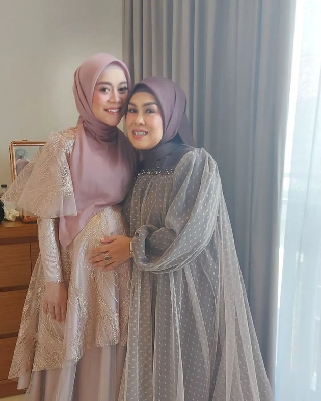 Love Lasts Forever, 10 Portraits of Dangdut Singers with Beloved Mothers