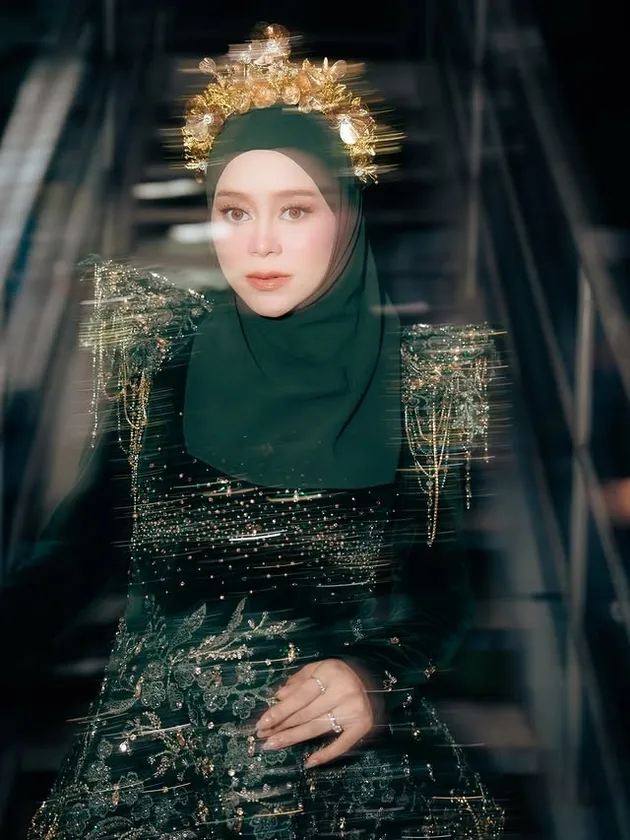 Lesti Kejora pakai gaun hijau